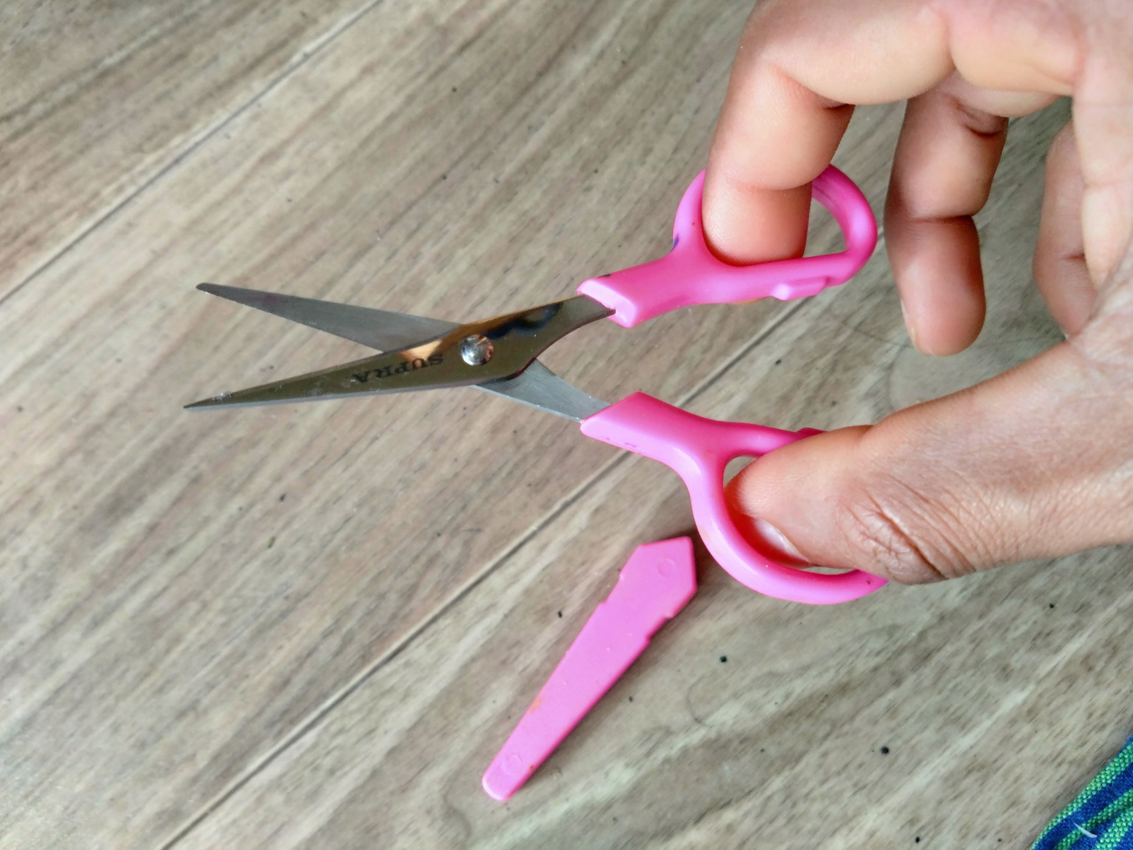 Pink craft scissors (small) — good condition